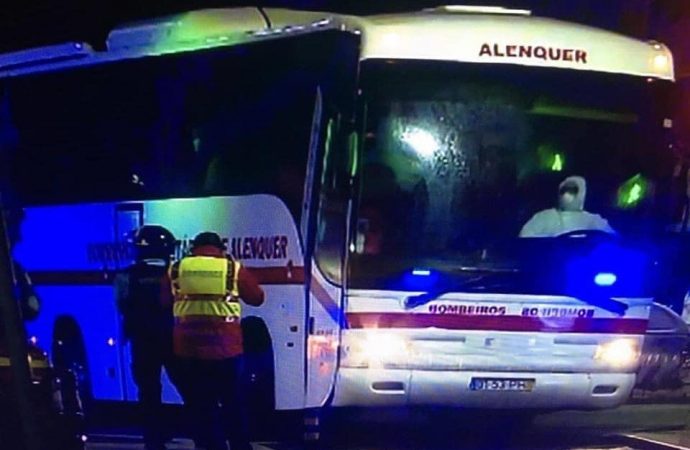 Refugiados recusam-se a sair do Autocarro dos Bombeiros Voluntários de Alenquer